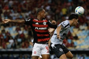 Wesley Franca (i) de Flamengo disputa el balón con Lautaro Rivero de Central Córdoba en un partido de la fase de grupos de la Copa Libertadores. EFE/ Antonio Lacerda