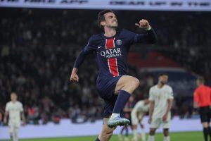 Fabian Ruiz del Paris Saint Germain celebra tras marcar el gol del 1-1 durante el partido de fútbol de la Ligue 1 francesa entre el Paris Saint Germain y el OGC Nice en París. EFE/EPA/TERESA SUAREZ