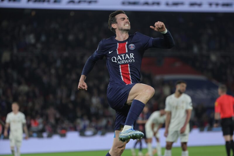 Fabian Ruiz del Paris Saint Germain celebra tras marcar el gol del 1-1 durante el partido de fútbol de la Ligue 1 francesa entre el Paris Saint Germain y el OGC Nice en París. EFE/EPA/TERESA SUAREZ