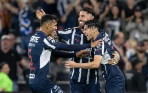 Fidel Ambriz (i), Sergio Ramos (c) y Gerardo Arteaga de Rayados celebran un gol durante un partido de la Liga MX en el estadio BBVA en Monterrey (México). EFE/ Miguel Sierra