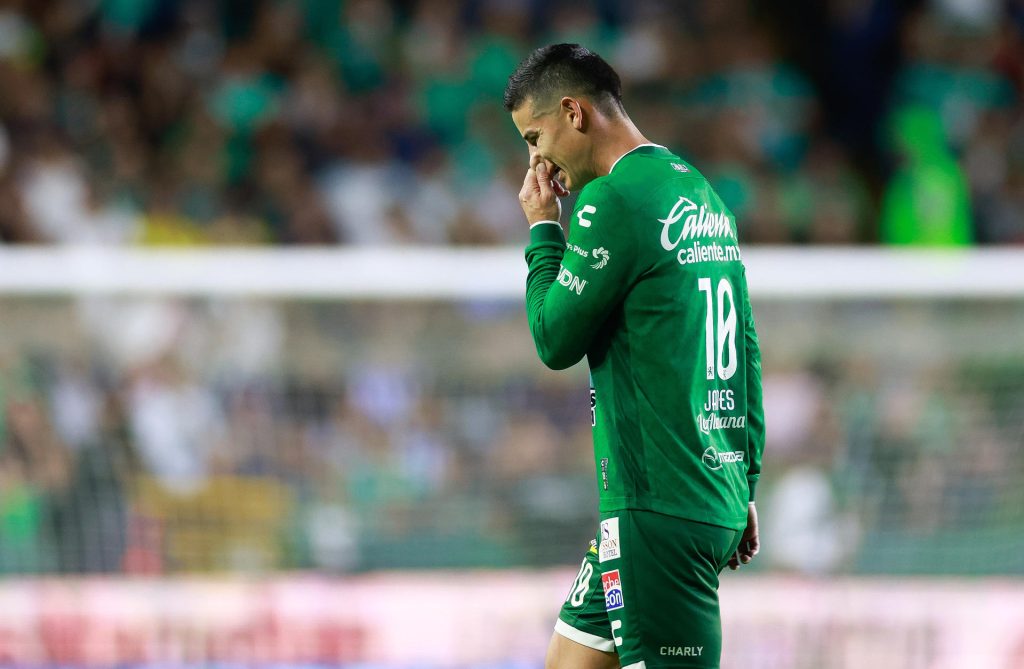 James Rodríguez de León es expulsado ante Monterrey. EFE/ Luis Ramírez