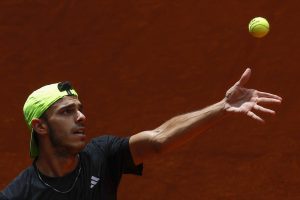 El tenista argentino Francisco Cerundolo sirve la bola contra el checo Jakub Mensik durante su partido de cuartos de final del Mutua Madrid Open de tenis disputado este jueves en la Caja Mágica, en Madrid. EFE/ Chema Moya