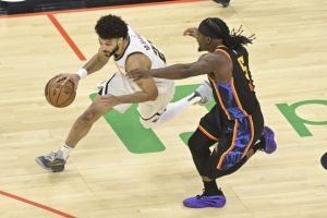 El base de los Denver Nuggets Jamal Murray volvió a ser decisivo en el tercer partido de la semifinal de la Conferencia Oeste ante Oklahoma City Thunders. En la imagen, del segundo partido, el base supera a Luguentz Dort (derecha). EFE/EPA/GERALD LEONG SHUTTERSTOCK OUT