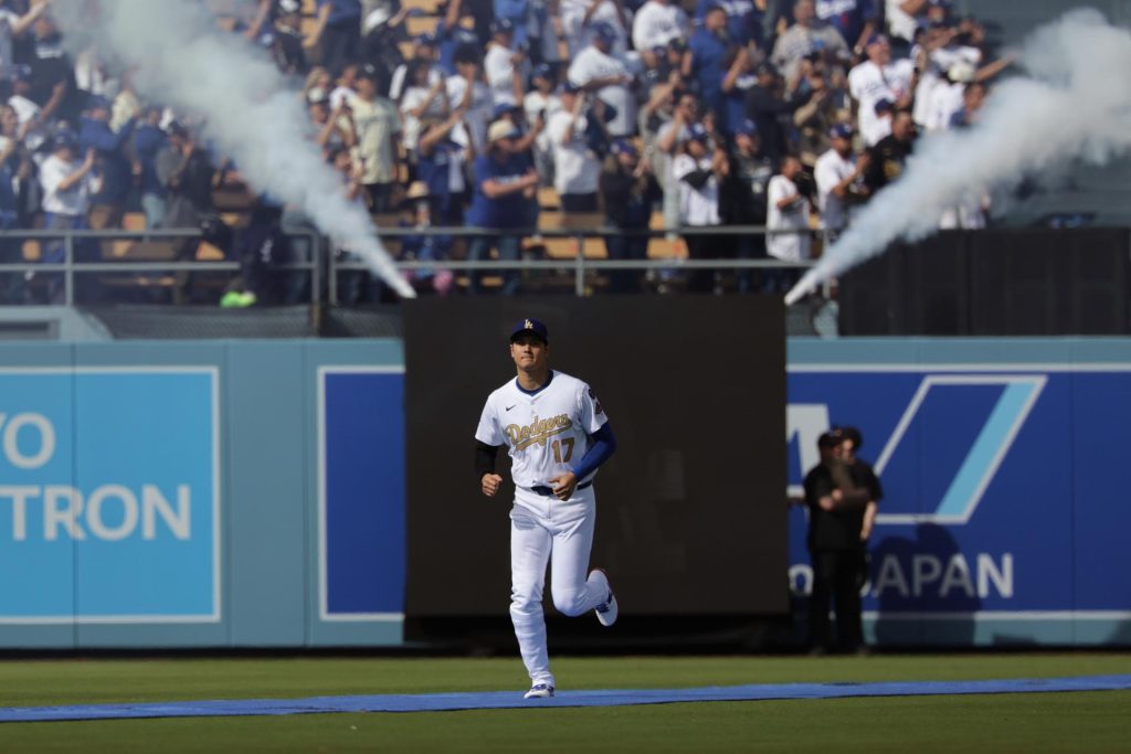 Shohei Ohtani, de los Angeles Dodgers, defensores de la Serie Mundial de béisbol, entra en el campo en el partido al inicio de la temporada de las Grandes Ligas disputado ante los Detroits Tigers este jueves. EFE/ALLISON DINNER