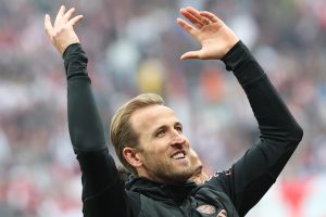 Harry Kane saluda a los aficionados del Bayern, tras el 3-3 con el Leipzivg. EFE/EPA/Filip Singer.