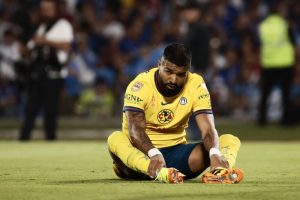 Rodrigo Aguirre de Cruz Azul reacciona este jueves, en un partido de ida de semifinal del Torneo Clausura 2025 Liga MX entre Cruz Azul y América en el estadio Olímpico Universitario en Ciudad de México (México). EFE/ José Méndez
